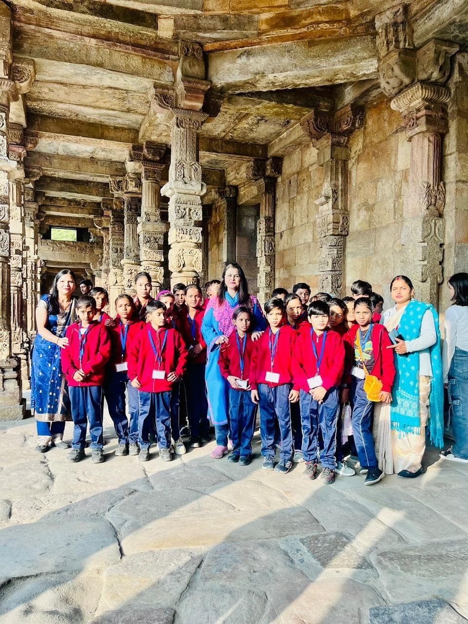 Children visiting Qutub Minar on a picnic