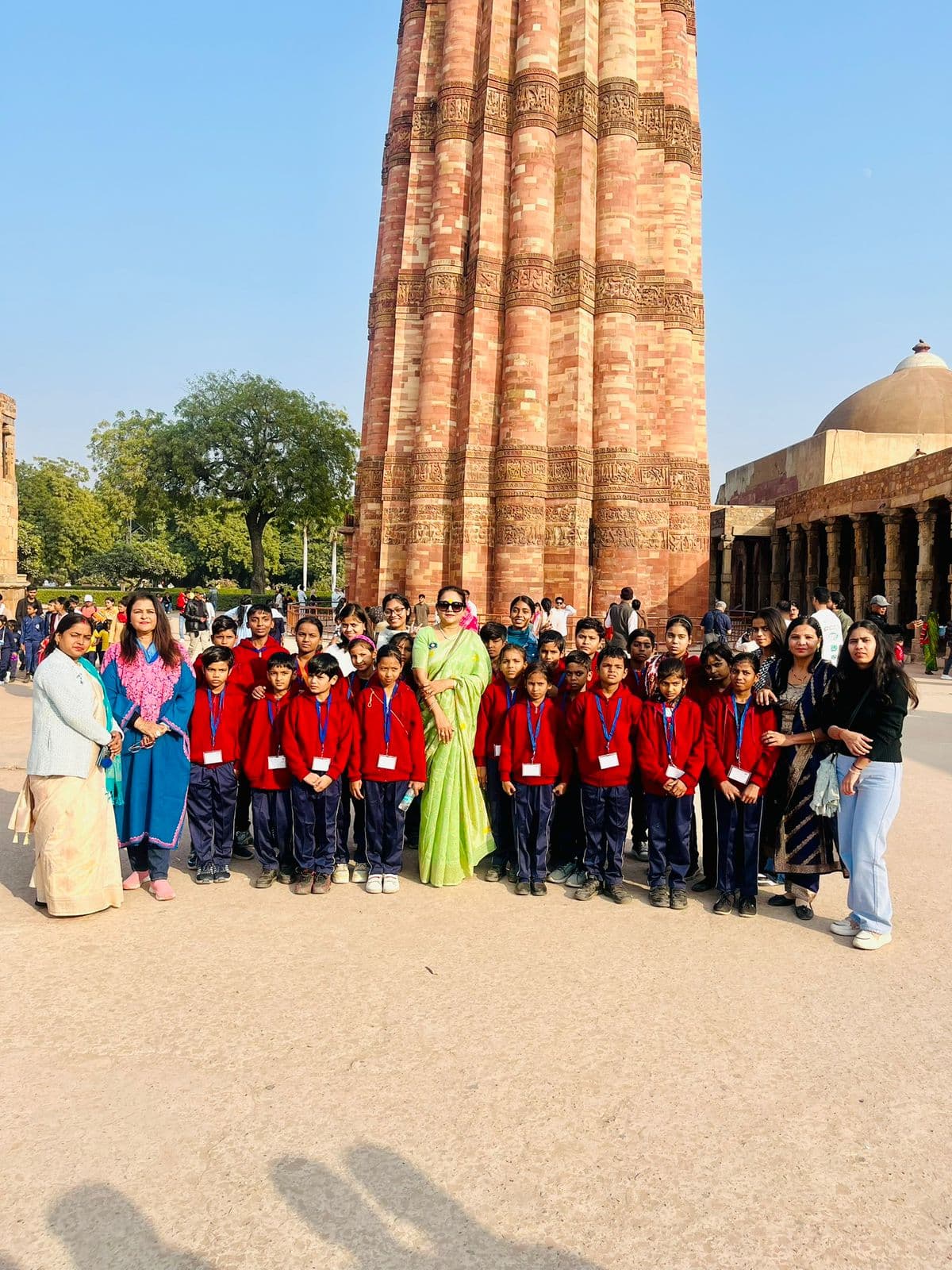 Children visiting Qutub Minar on a learning picnic